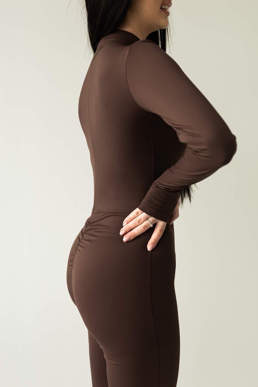 Kombinezon modelujący z suwakiem w kolorze czekoladowym ( rozmiar uniwersalny XS-L) - obrazek 4
