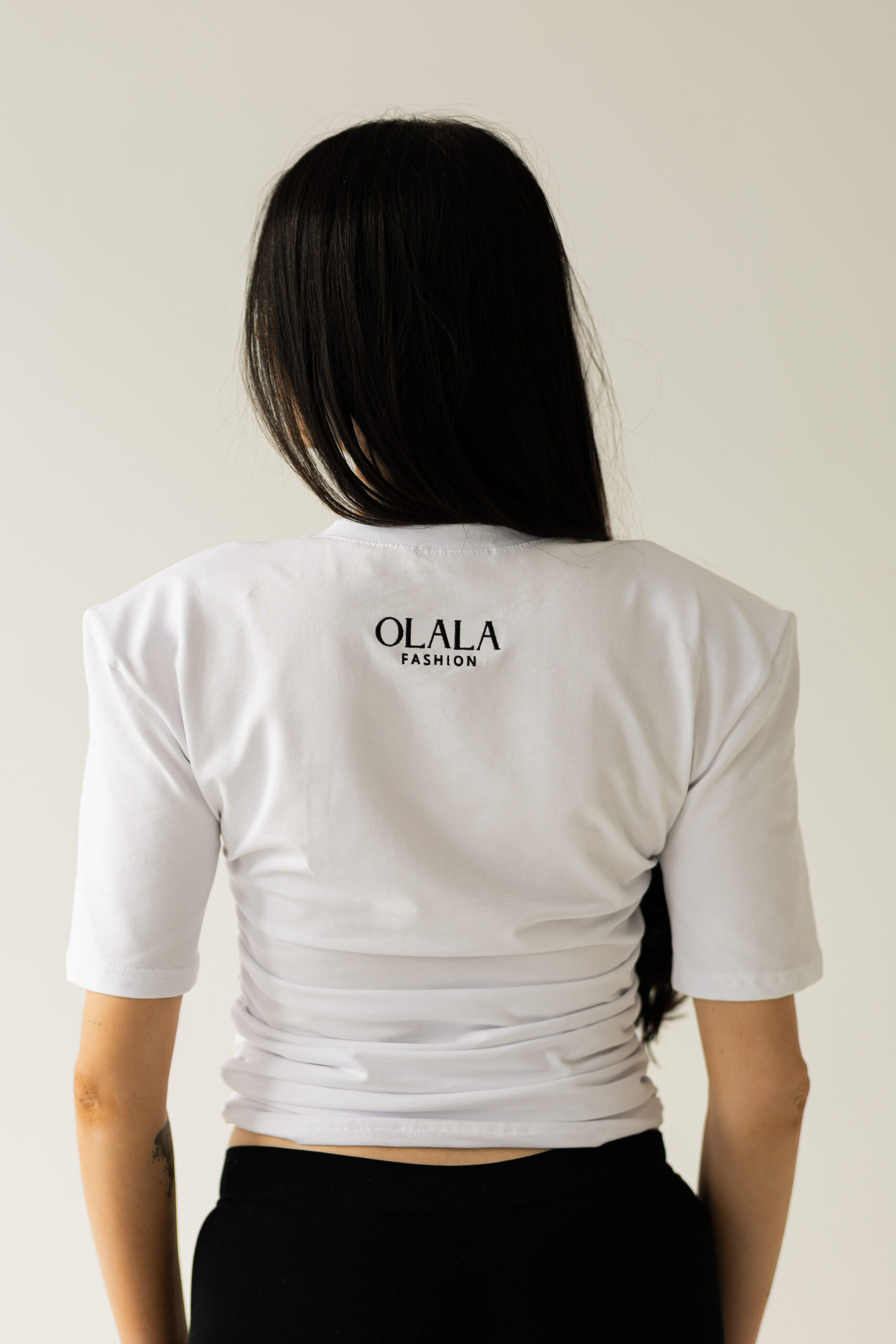 TALIOWANY T-SHIRT Z USZTYWNIANYMI RAMIONAMI OLALA FASHION. - obrazek 5