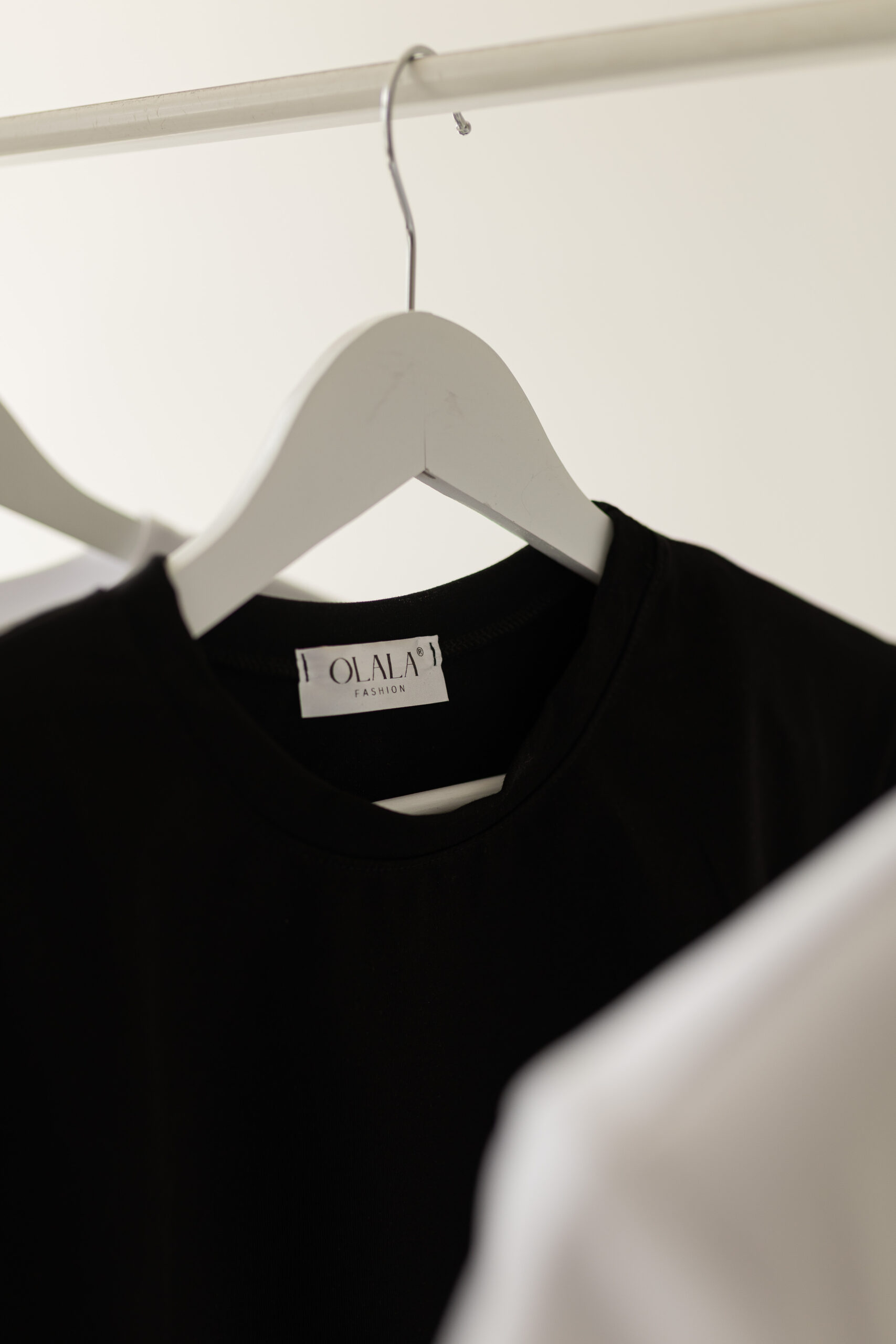 TALIOWANY T-SHIRT Z USZTYWNIANYMI RAMIONAMI OLALA FASHION. - obrazek 8