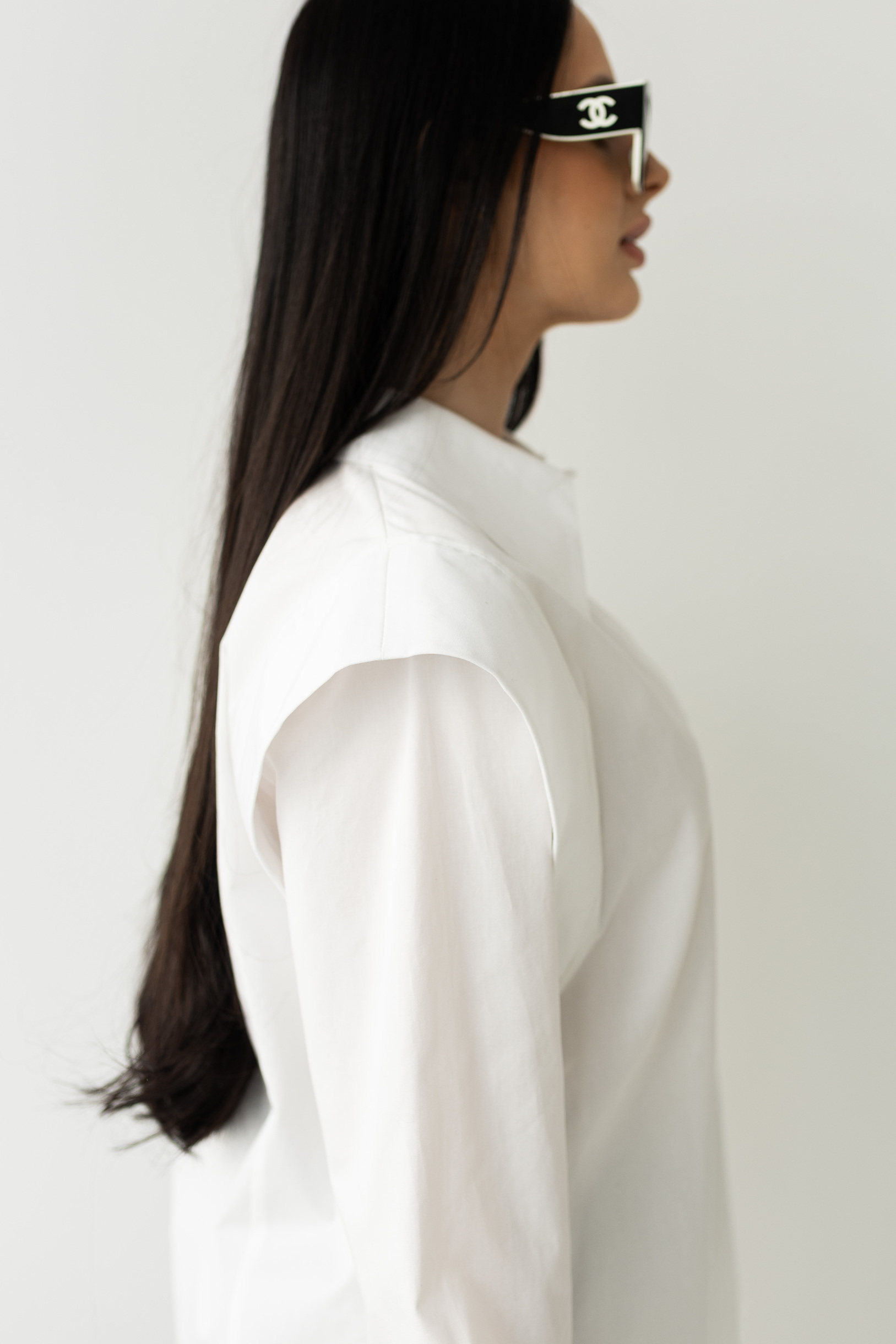 Biała koszula z efektownymi ramionami - obrazek 2