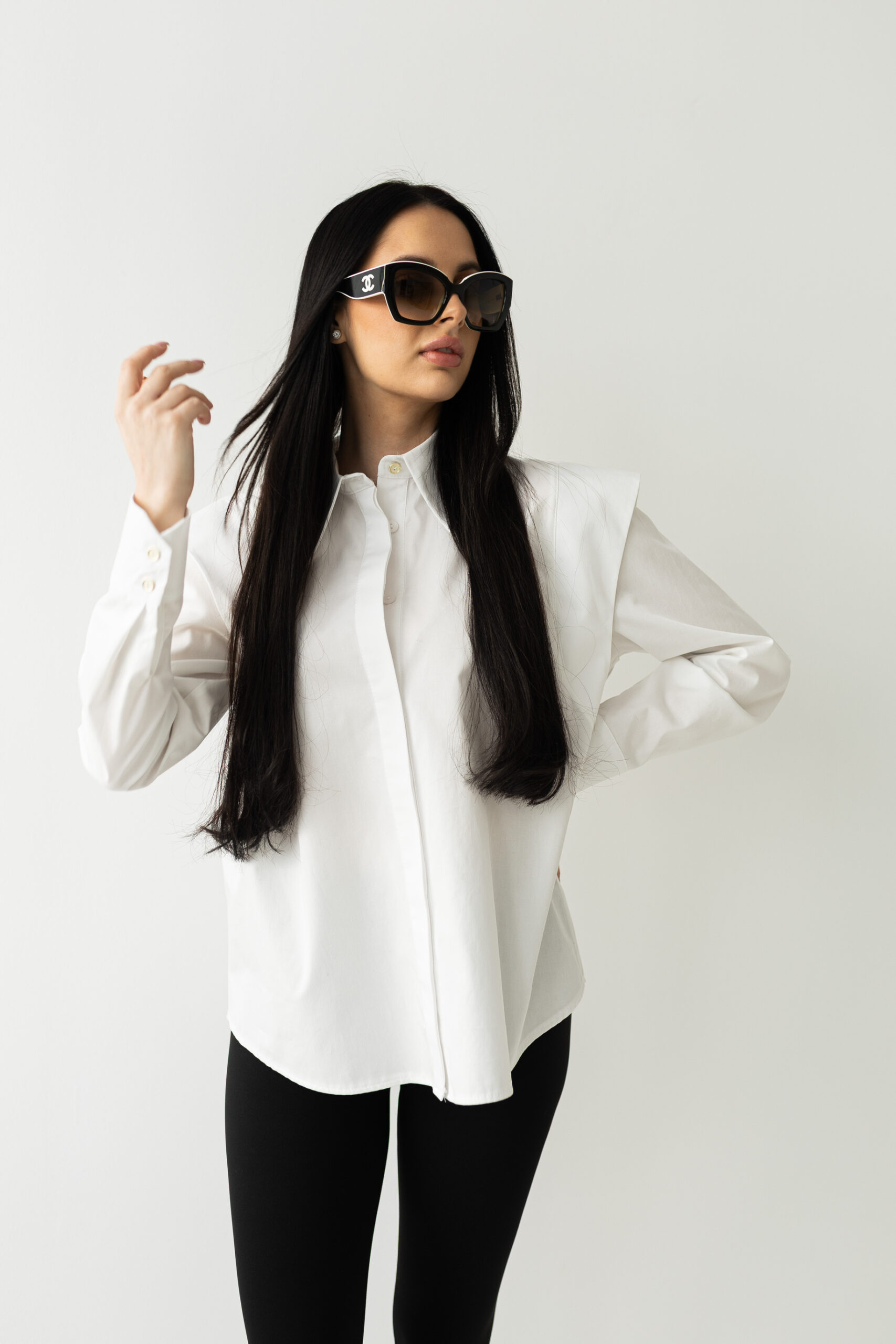 Biała koszula z efektownymi ramionami - obrazek 3