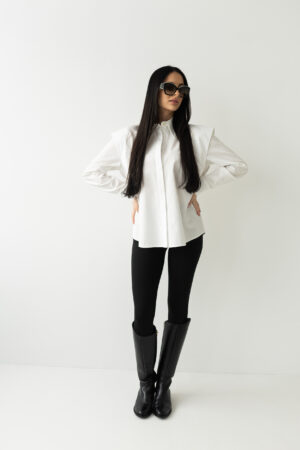 Biała koszula z efektownymi ramionami
