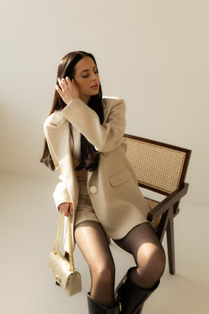 Beżowy komplet marynarka i spodenki