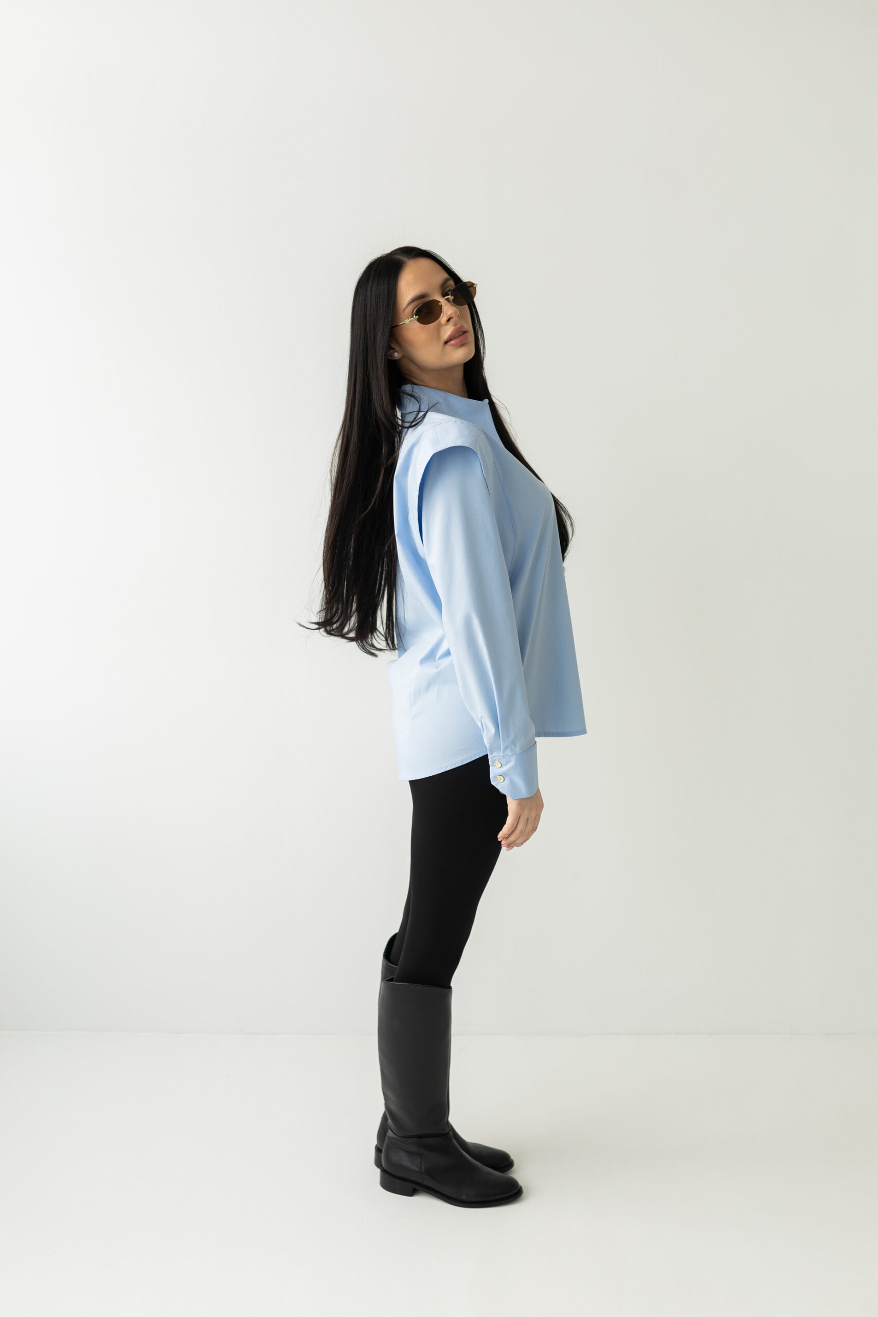 Koszula baby blue z efektownymi ramionami - obrazek 4