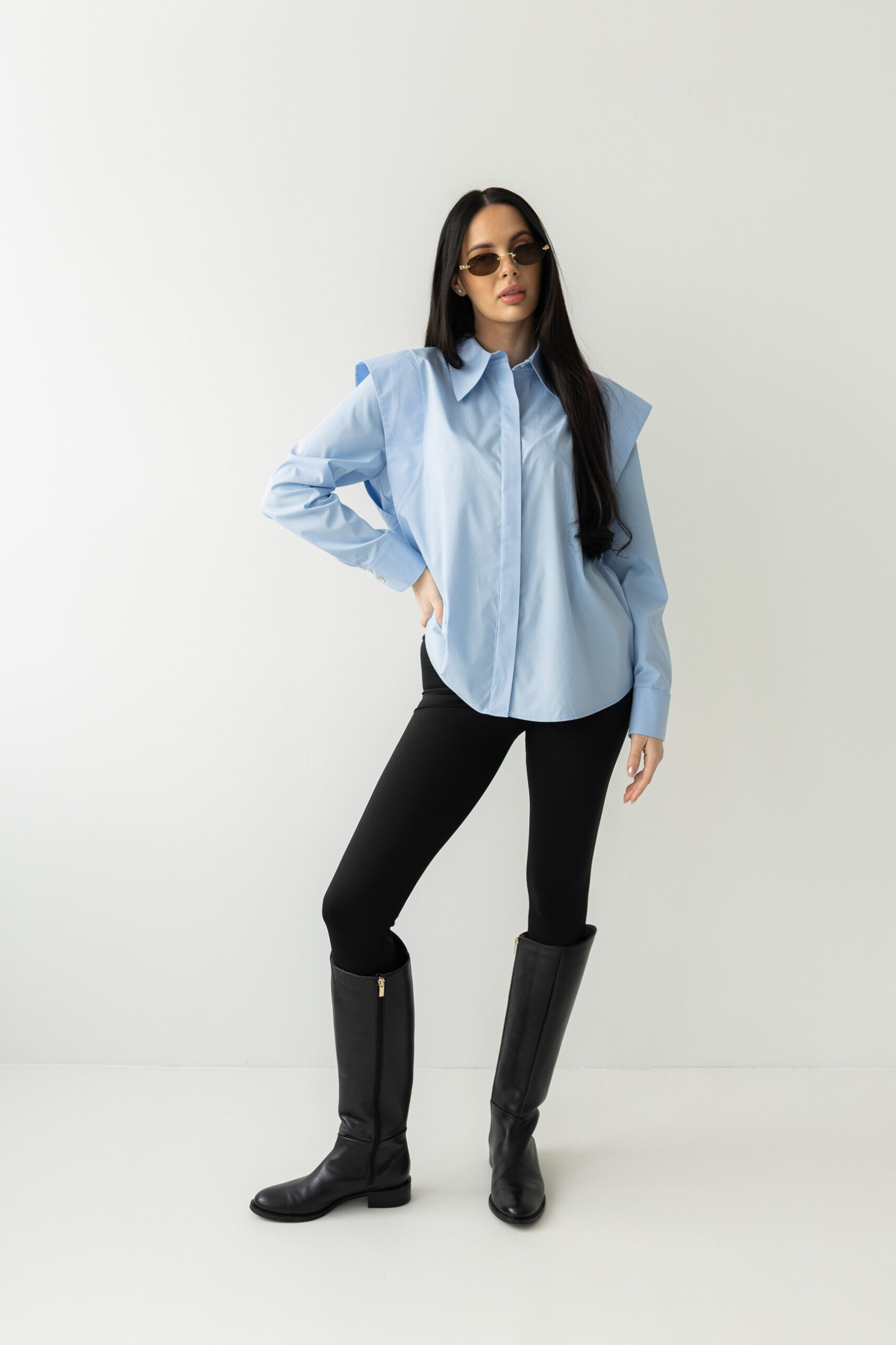 Koszula baby blue z efektownymi ramionami - obrazek 2