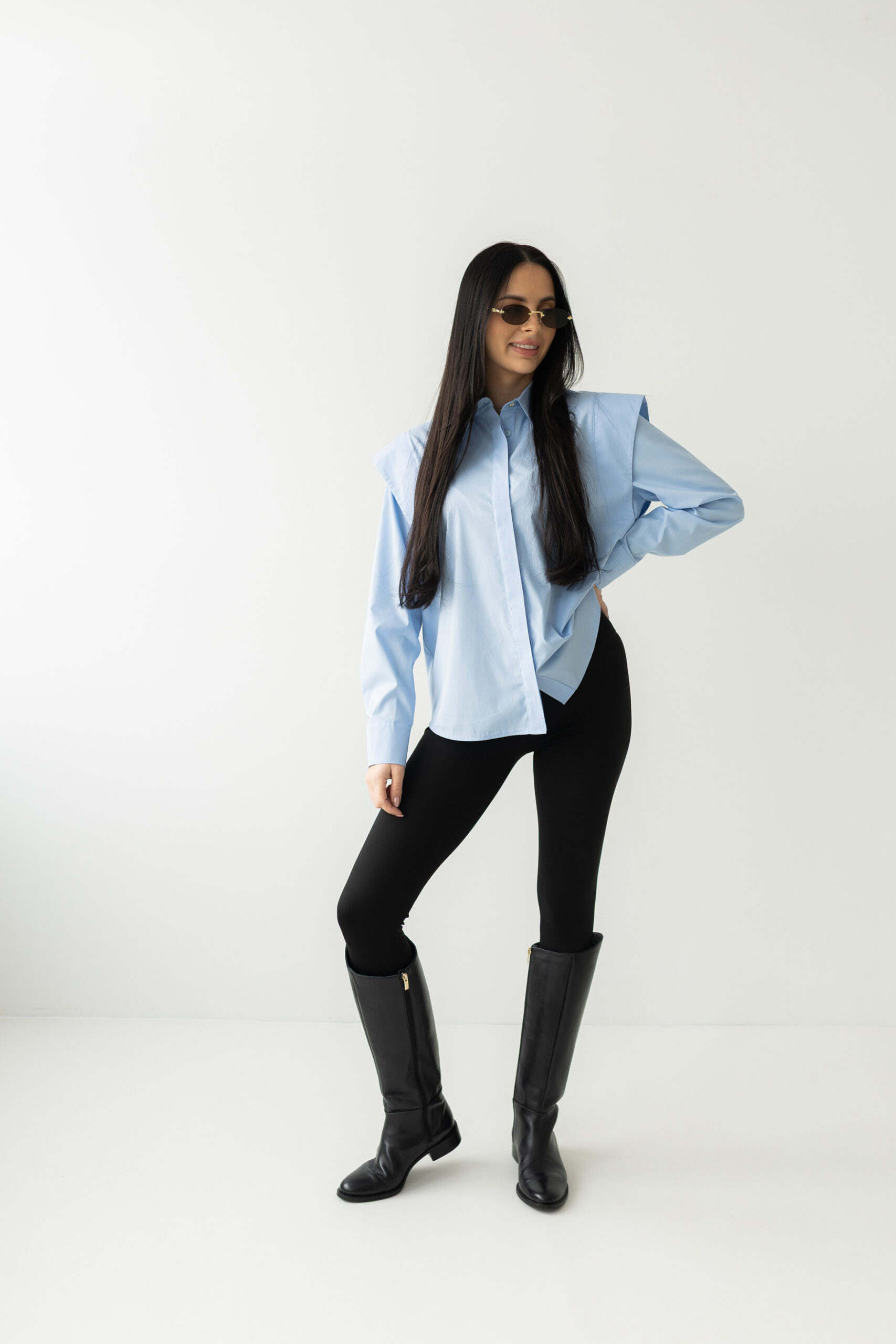 Koszula baby blue z efektownymi ramionami - obrazek 3