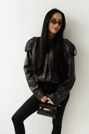 Kurtka skórzana z podkreślonymi ramionami