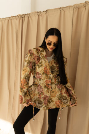 Taliowana marynarka w kwiatowy print