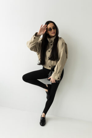 Beżowy trencz na stójce